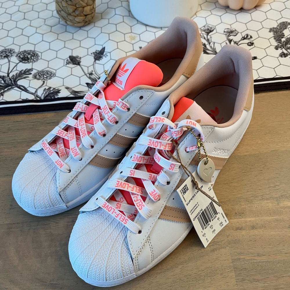 Adidas women’s sneakers nwt size 8
